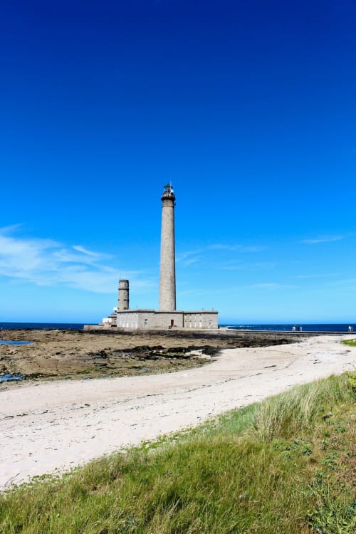 Phare de la plage d'Isigny-sur-Mer avec plage de sable et herbes côtières, près de l'Au Gite d'Isigny