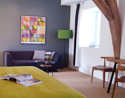 St Andoche kamer in Moulin Renaudiots, Autun: geel bed, paarse bank, kleurrijke kunst, uitzicht op tuin