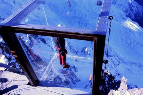 Un pied au dessus du vide Aiguille du midi