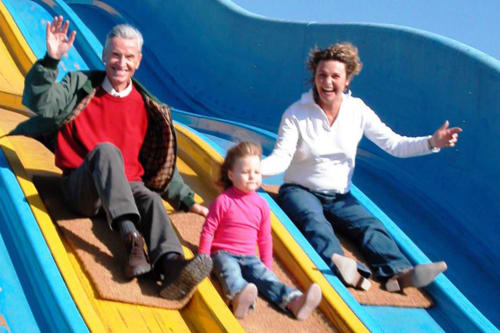 Famille faisant du toboggan