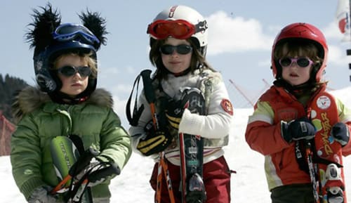 Enfants en tenue de ski