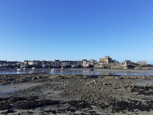 Vue sur le port de Barfleur à marée basse - Normandie