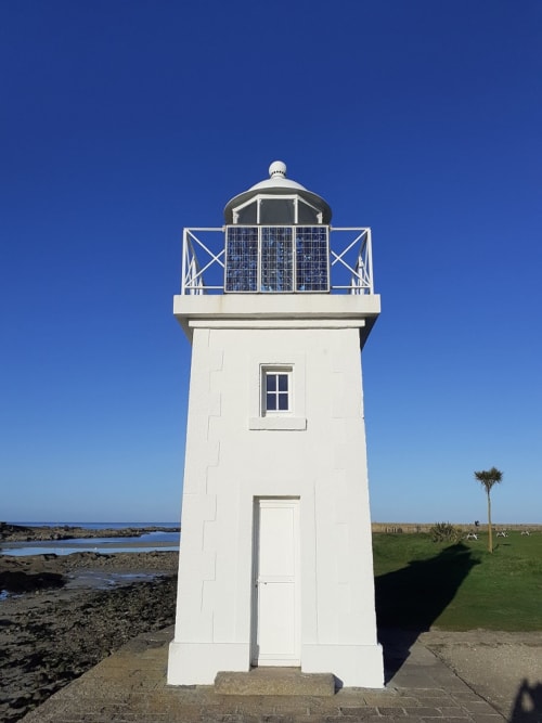 Petit phare à l'intérieur du port de Barfleur - Le Mora, Normandie