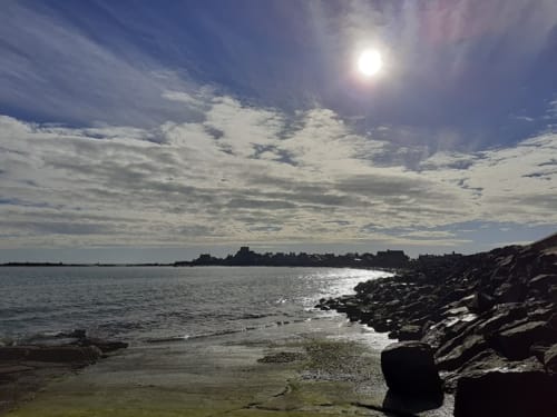 Barfleur ensoleillé  depuis la baie du phare de Gatteville - Normandie