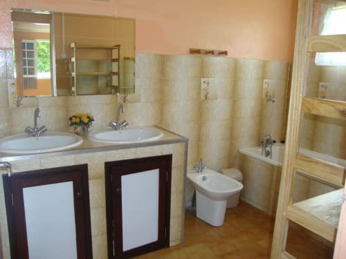 Grande salle de bain avec baignoire