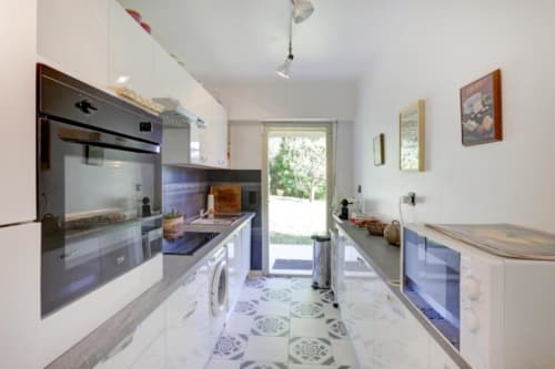 Belle cuisine équipée de la location à Cannes la Californie