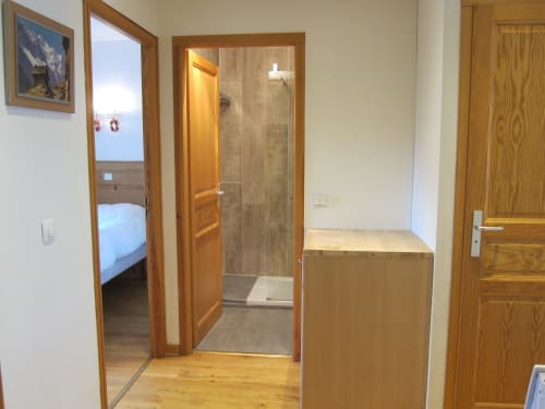 Appartement le Morgane, vue sur chambre et salle de douche avec lave linge