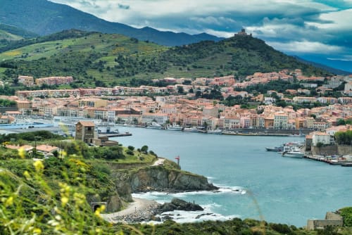 Village côtier de Banyuls-sur-Mer avec ses maisons colorées, port et collines couvertes de vignobles en Catalogne française