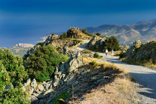 Sentier rocheux pittoresque près de Banyuls-sur-Mer avec vue sur la mer Méditerranée et randonneurs sur un chemin sinueux