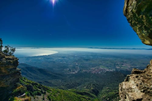 Vue panoramique depuis la falaise de Banyuls-sur-Mer montrant le littoral méditerranéen, la vallée et les montagnes lointaines sous ciel dégagé