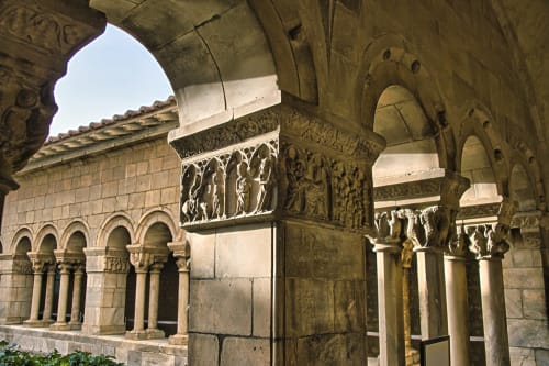 Cloître roman aux chapiteaux ornés et arches en pierre à la chambre d'hôtes de Banyuls-sur-Mer