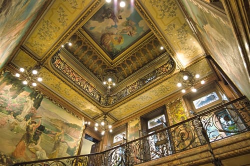 Plafond doré orné de fresques peintes et balustrades décoratives à l'hôtel boutique Banyuls