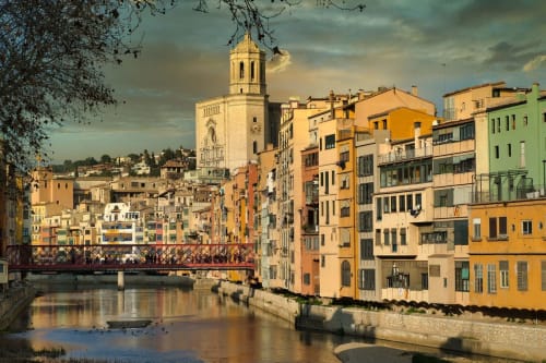 Bâtiments colorés au bord de l'eau et clocher d'église dominant la rivière à Banyuls-sur-Mer, France