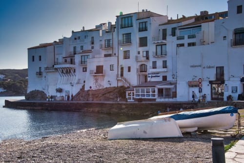 Des bâtiments chaulés surplombent les bateaux sur la plage de la maison d'hôtes de Banyuls-sur-Mer en France
