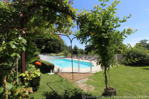 Piscine sécurisée - Domaine de Berthegille