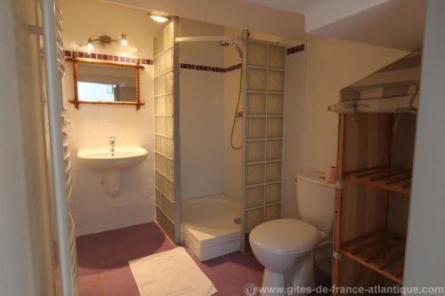 Salle de douche moderne - Gîte