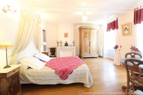 Chambre lumineuse - domaine de Berthegille