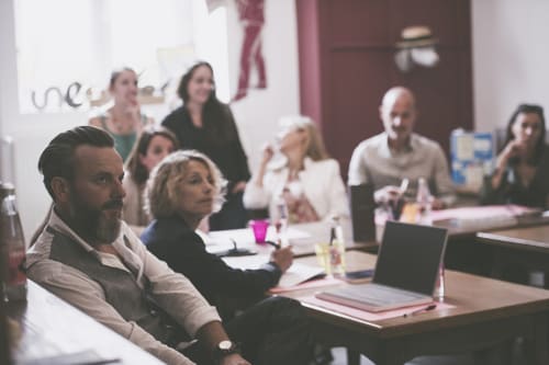 conférence, lancement d'un produit, réunion de travail