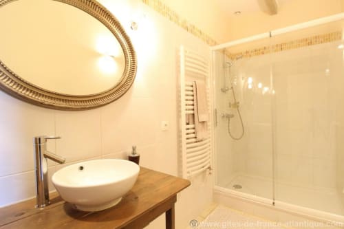Salle de bain épurée - Domaine de Berthegille