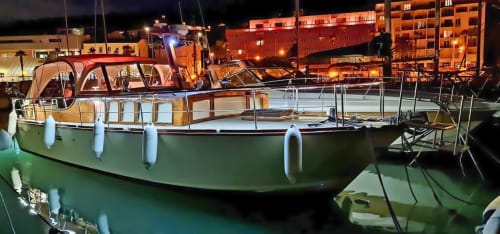Bateaux amarrés la nuit dans le port de Banyuls-sur-Mer avec les bâtiments du front de mer illuminés
