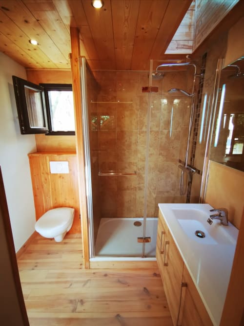 Douche spacieuse - Domaine en Terre Happy