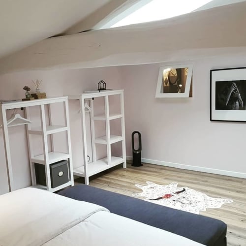 At the gates of Saintes in Charente-Maritime, La Loge du Grand Cèdre offers a luxury cottage *** with spacious and bright room with a king size bed. Linen sheets provided.