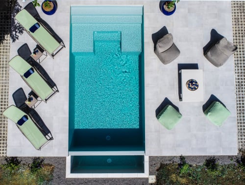 La Villa "La Belle Négresse" vue du ciel avec sa piscine à débordement, chauffée et traitée au sel et ses plages de plus de 45 m².