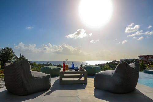 (Télé-)Travailler dans un cadre exceptionnel à la Villa "La Belle Négresse" Martinique.
Vous pouvez y séjourner aussi bien pour les vacances que pour des raisons professionnelles. Sa proximité avec les principaux centre d’affaires ainsi que sa connexion internet à haut débit en font le lieu idéal pour l’organisation de séminaires. De plus, pour permettre un télétravail performant et efficace, chaque chambre dispose de son propre bureau.
