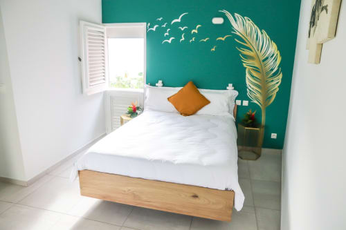 La chambre "Calazaza" de la Villa "La Belle Négresse" a été décorée en hommage à La Calazaza, femme antillaise à la chevelure dorée. La Calazaza de la Villa "La Belle Négresse" a les cheveux dorés et les yeux verts, d'où le choix des couleurs de la chambre.
