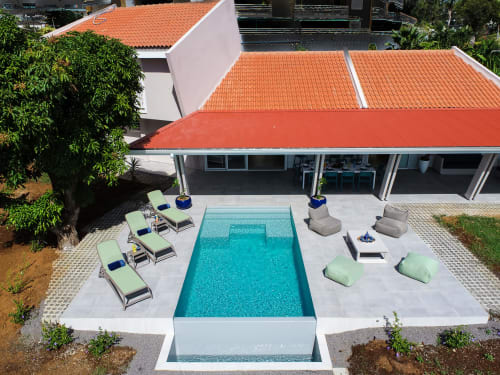La Villa "La Belle Négresse" vue du ciel avec son espace piscine de plus de 45 m², sa terrasse de 60 m² et son jardin de plus de 900 m².