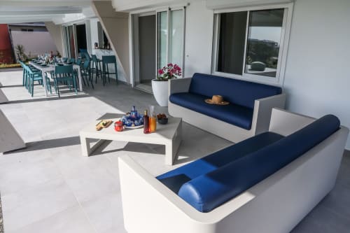 La terrasse couverte de 60 m² de la Villa "La Belle Négresse" avec son espace salon d'extérieur et son espace salle à manger / bar.