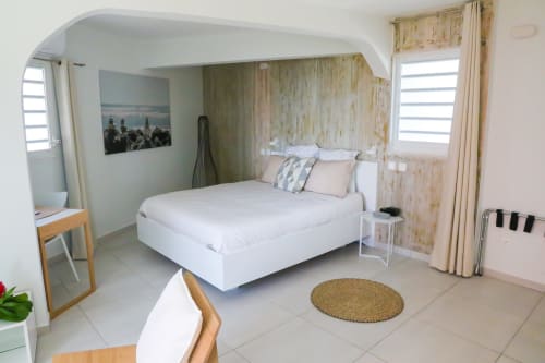 La suite "Mulâtresse" de la Villa "La Belle Négresse" avec son ambiance bord de mer et son lit 160*200, son coin bureau et son coin salon.