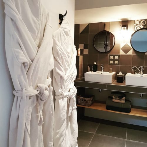 At the gates of Saintes in Charente-Maritime, La Loge du Grand Cèdre offers a luxury cottage **** with walk-in shower room and double sinks. On site, bath sheets, towels, bathrobes and cosmetics.