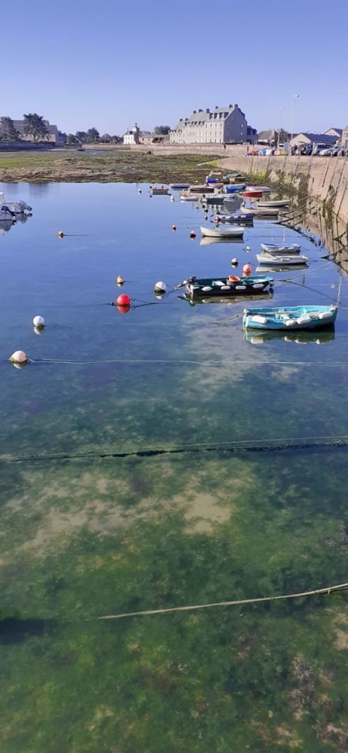 Le port de Barfleur devant la maison d'hôtes Le Mora dans le Cotentin