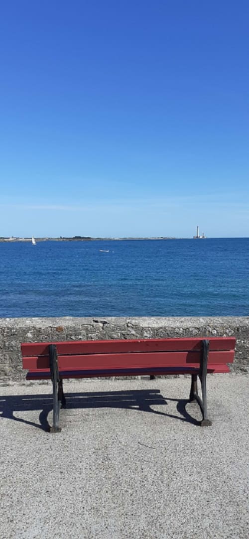 Le Phare de Gatteville depuis l'arrière de l'église de Barfleur, un endroit où se reposer