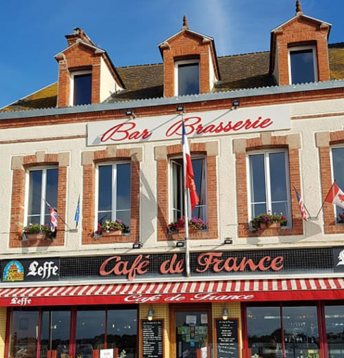 Le Café de France, une institution sur les quais de Barfleur en Normandie