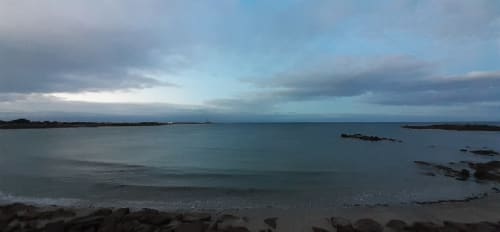 Vue sur la baie de Gatteville-le-Phare à l'arrière du village de Barfleur dans la Manche