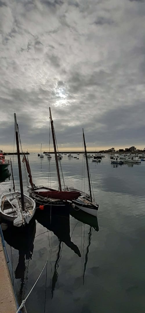 Un lever de soleil sous les nuages à admirer à la maison d'hôtes de charme Le Mora sur le port de Barfleur