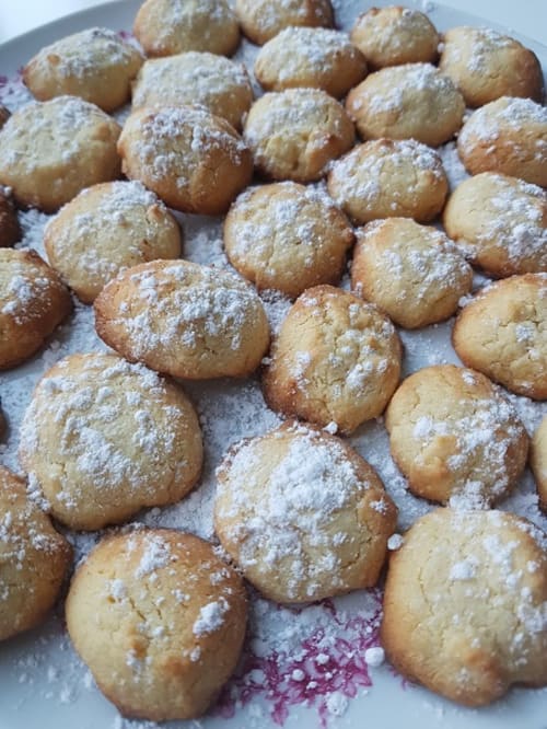 Frashly baked gluten free macarons at the guesthouse Le Mora in Barfleur in la Manche