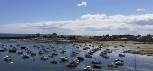 Vue panoramique de la terrasse située sur le toit de la maison d'hôtes Le Mora à la pointe du Cotentin