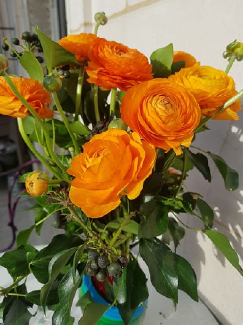 Décoration raffinée et colorée, des fleurs fraîches dans la maison d'hôtes Le Mora à Barfleur
