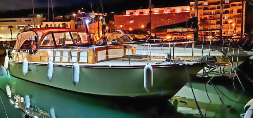 Bateau habitable de nuit éclairé pour les vacances à Banyuls.