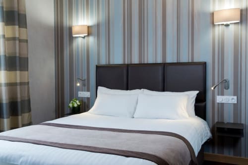 Comfortable bed at the Orleans Hotel - Ideal location
