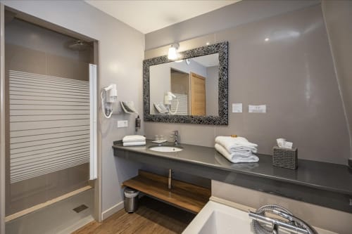 Hotel Orléans equipped with lux shower and bath
