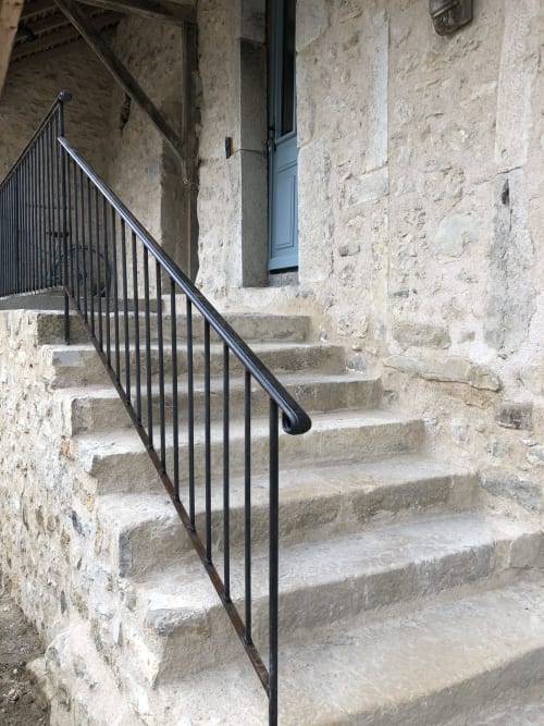 Entrée avec escalier en pierre du gîte Le Pas de Moineau