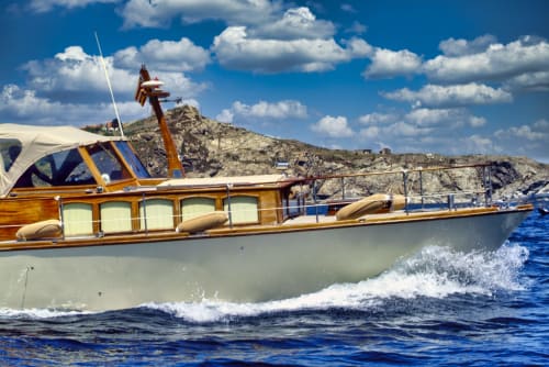 Luxueux bateau en bois mouillé à Banyuls-sur-Mer, côte rocheuse et eaux bleues de la Méditerranée