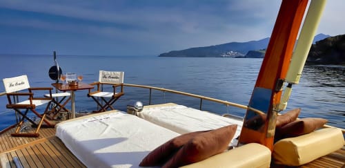 Pont luxueux du voilier à Banyuls-sur-Mer avec transats, vue sur la mer et montagnes côtières