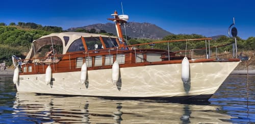 Luxueux bateau en bois amarré à Banyuls-sur-Mer avec montagnes méditerranéennes et eau turquoise cristalline