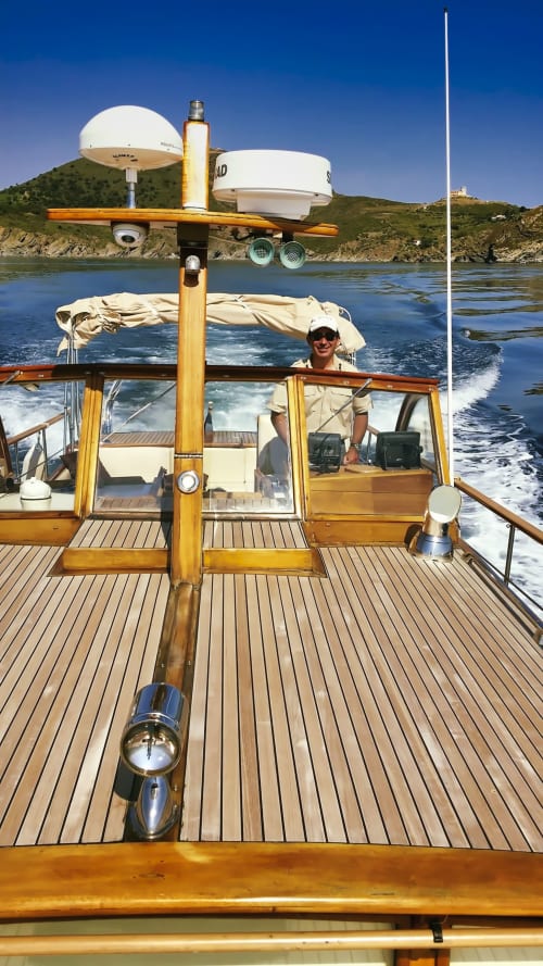 Pont de bateau en bois avec équipement GPS au large de Banyuls-sur-Mer, collines côtières et mer Méditerranée