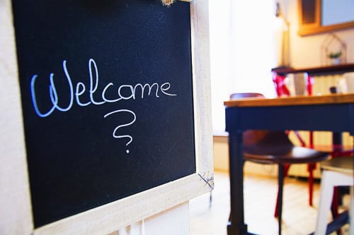 Ardoise Welcome accueillante près table, ambiance chaleureuse maison d’hôtes à Evry, Essonne, France, charme, convivialité, séjour, confort assuré
